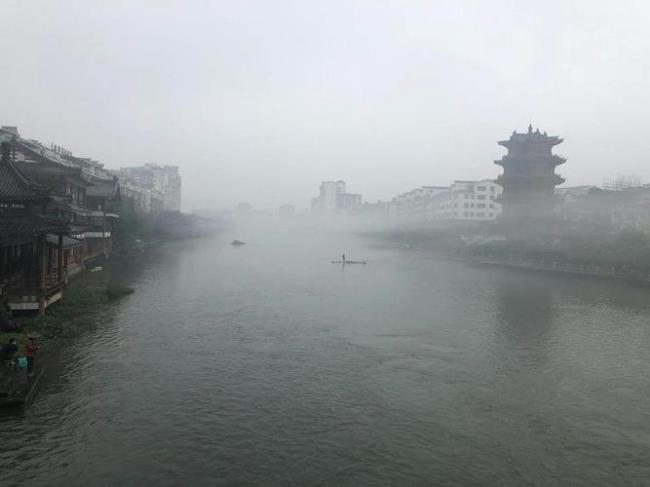 蒙蒙细雨形容哪个季节