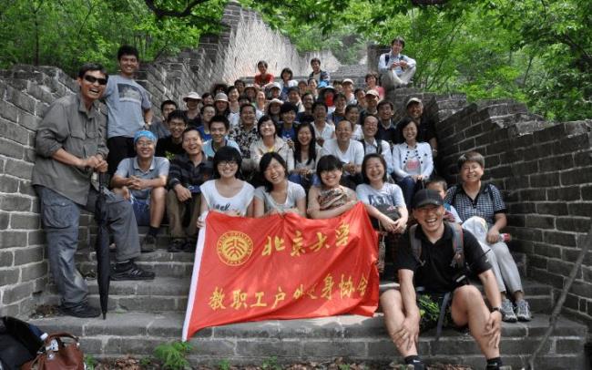 北京大学一共有多少学生和教师