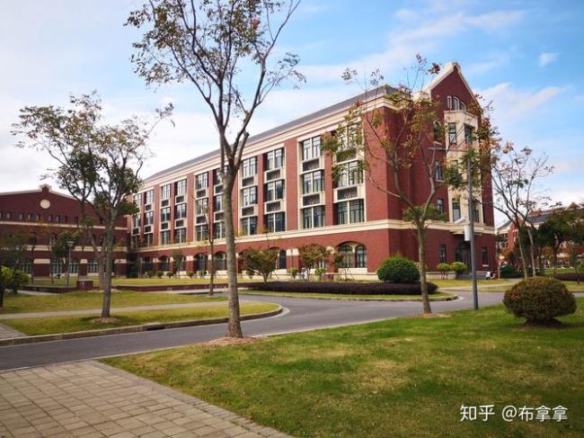 上海建桥学院交通方便吗