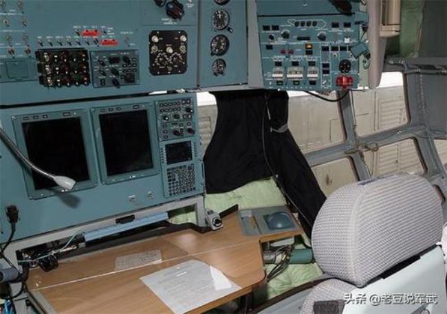 伊尔-76由几名飞行员操作