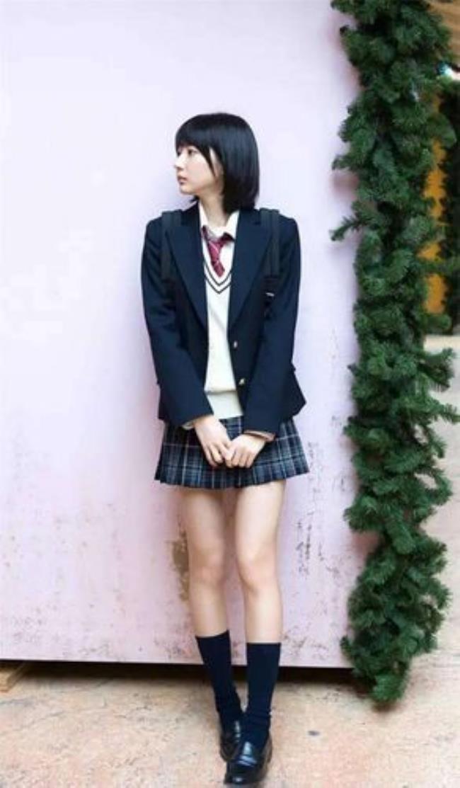 日本女生为什么喜欢穿校服