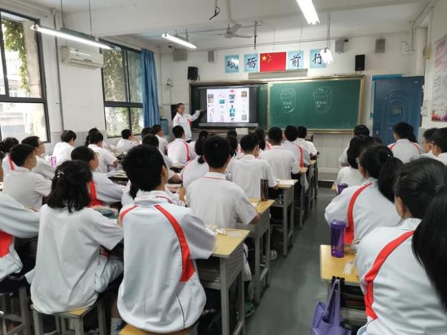 西安中学高一多少学生