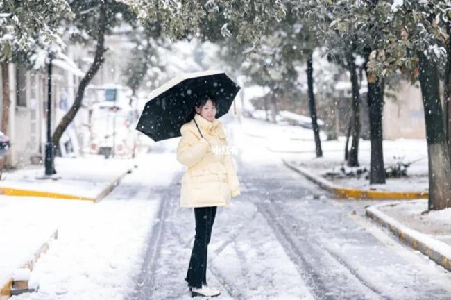 一片什么雪地填空