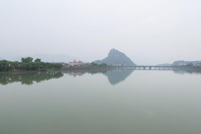 一城江水半城山的意思