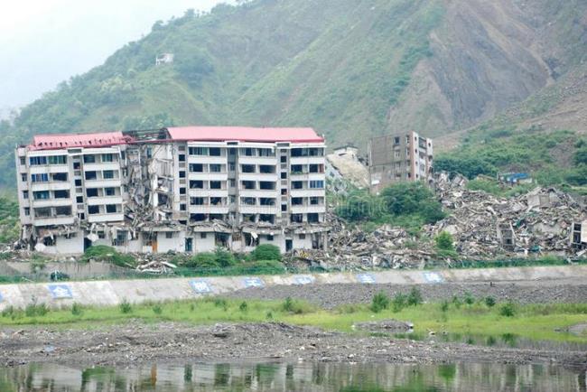 512汶川大地震产生的原因是什么