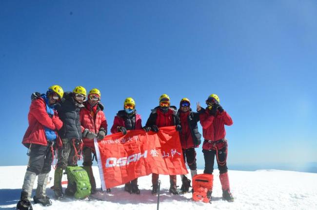 1975年7月25日中国登山队再次登上