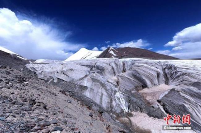 天山昆仑山都是什么颜色