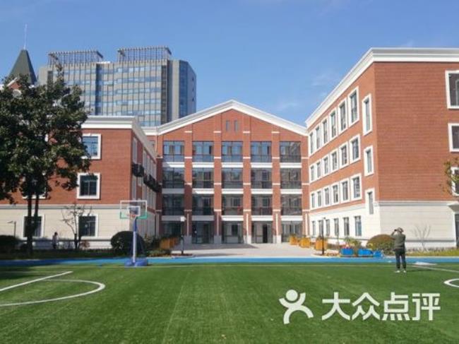 实验小学是公立还是私立