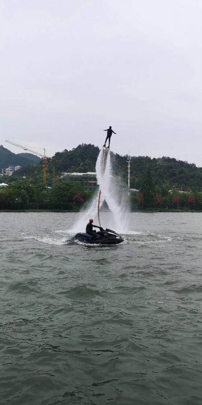 水上飞人怎么站稳的