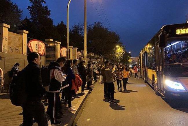 北京西站晚上12点还有公交吗