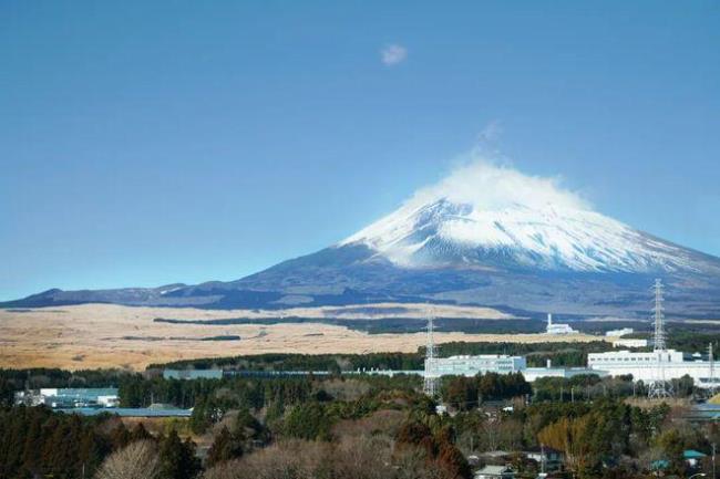 汤加火山和富士山哪个大