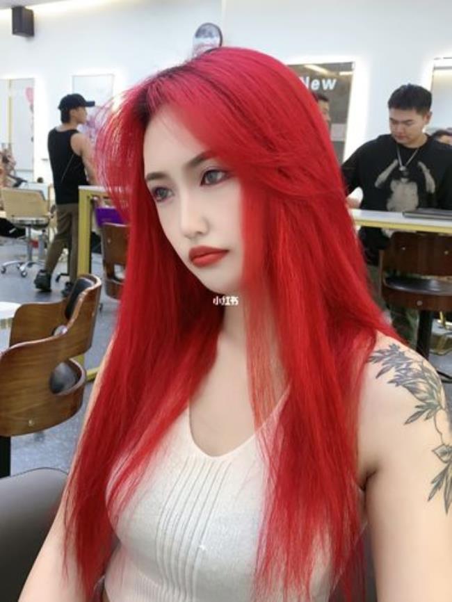 中国有天生红头发的人为什么