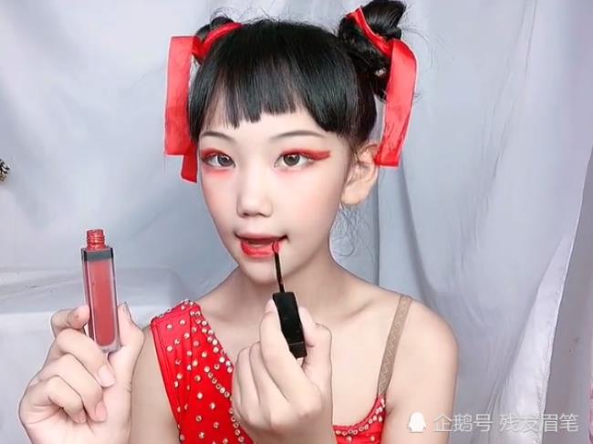 一个13岁的女孩化妆正常吗