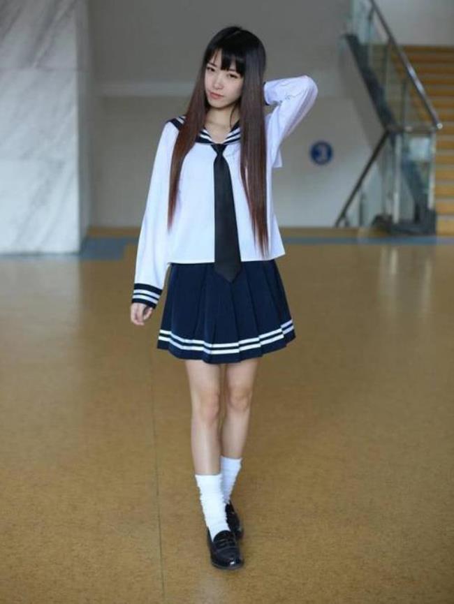 上学女生为什么总是穿校服