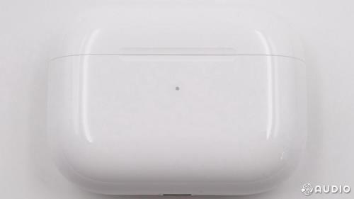 airpods2充电仓的金属条是磨砂的吗