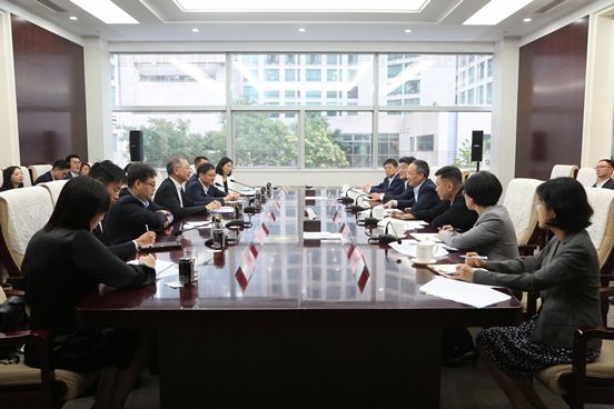 李云泽会见香港金管局总裁余伟文和香港银行公会代表团